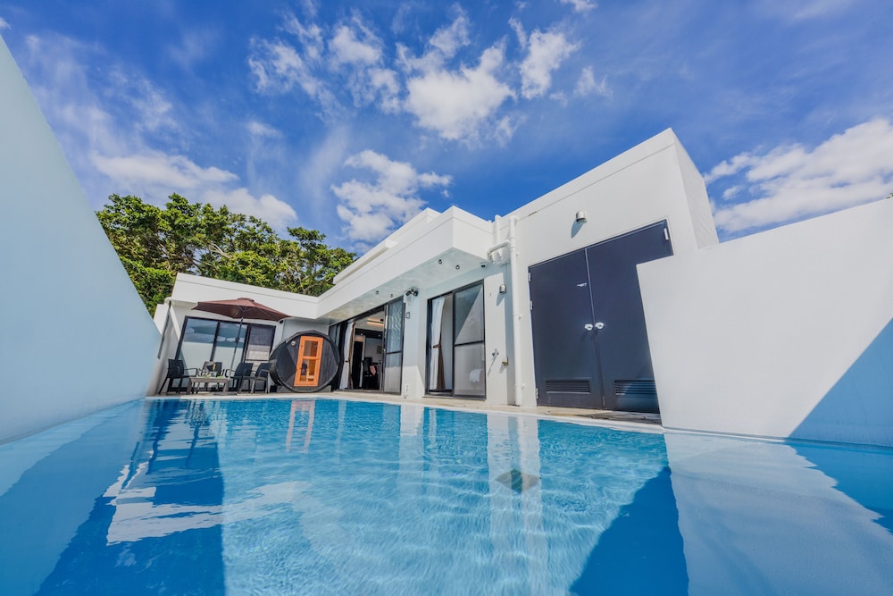 デラックス ヴィラ 2 ベッドルーム プライベートプール プールビュー | プライベートプールヴィラもとぶ