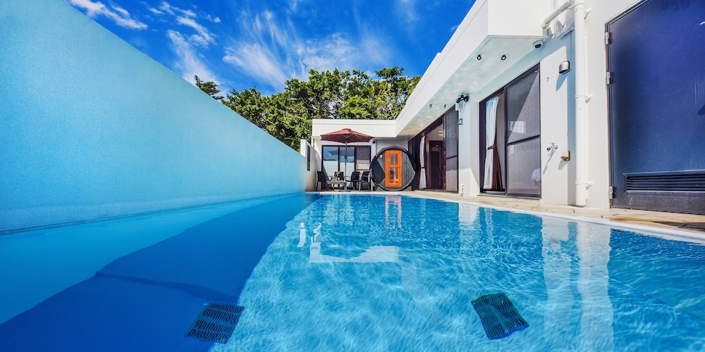 デラックス ヴィラ 2 ベッドルーム プライベートプール プールビュー 客室10 | プライベートプールヴィラもとぶ