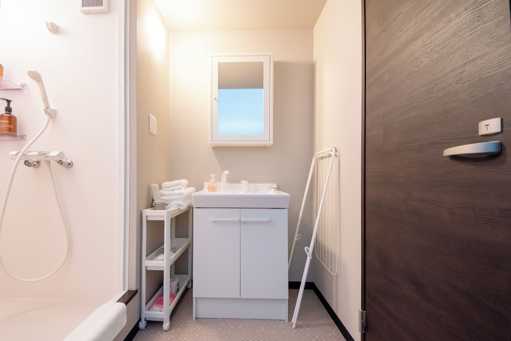 Double Room 103 バスルーム2 | LOCO Minamiichi
