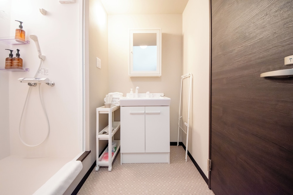 Double Room 203 バスルーム1 | LOCO Minamiichi