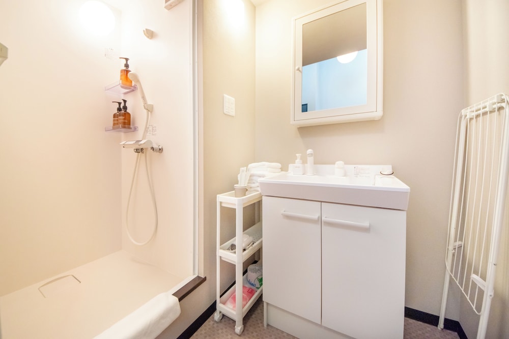 Double Room 203 バスルーム0 | LOCO Minamiichi