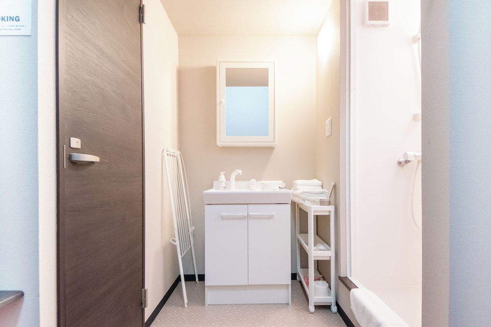 Double Room 104 バスルーム1 | LOCO Minamiichi
