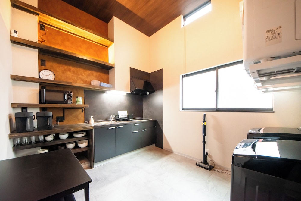 Double Room 206 共用キッチン設備2 | LOCO Minamiichi