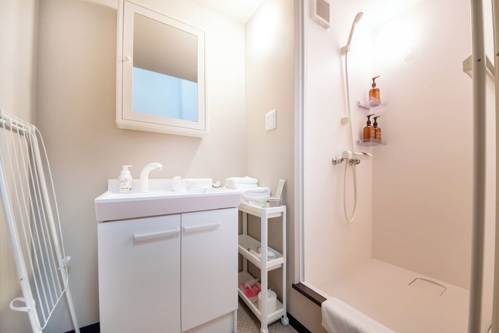 Double Room 104 バスルーム2 | LOCO Minamiichi