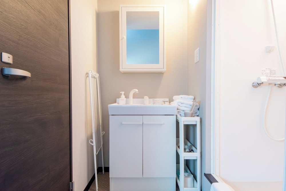 Double Room 206 バスルーム0 | LOCO Minamiichi