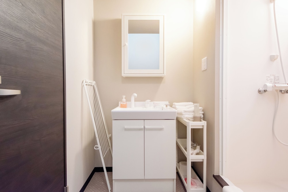 Double Room 204 バスルーム2 | LOCO Minamiichi