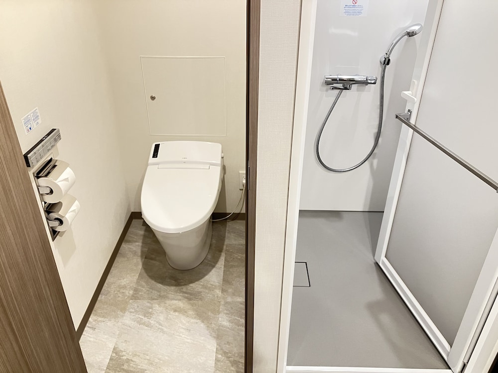 ツインルーム 禁煙 シャワーブース (バスタブなし) バスルーム1 | 京急 EXイン 京急蒲田駅前