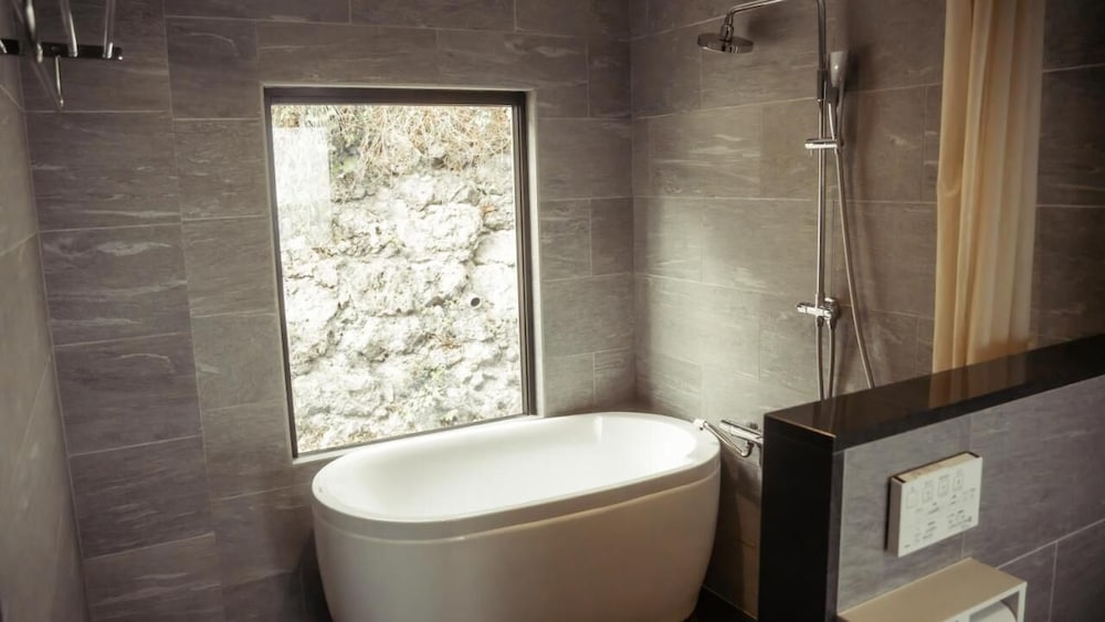 ラグジュアリー ヴィラ バスルーム0 | MARINX POOL VILLA NAKANDAKARI