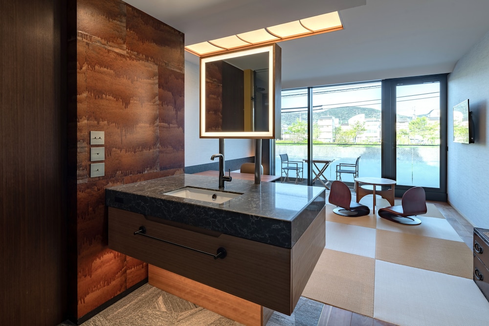 スイート バルコニー (River) 客室2 | 源氏京都