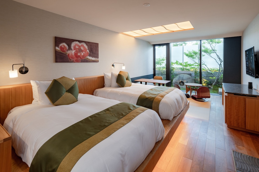 プレミアム ルーム ダブルベッド 2 台 (Garden) | 源氏京都