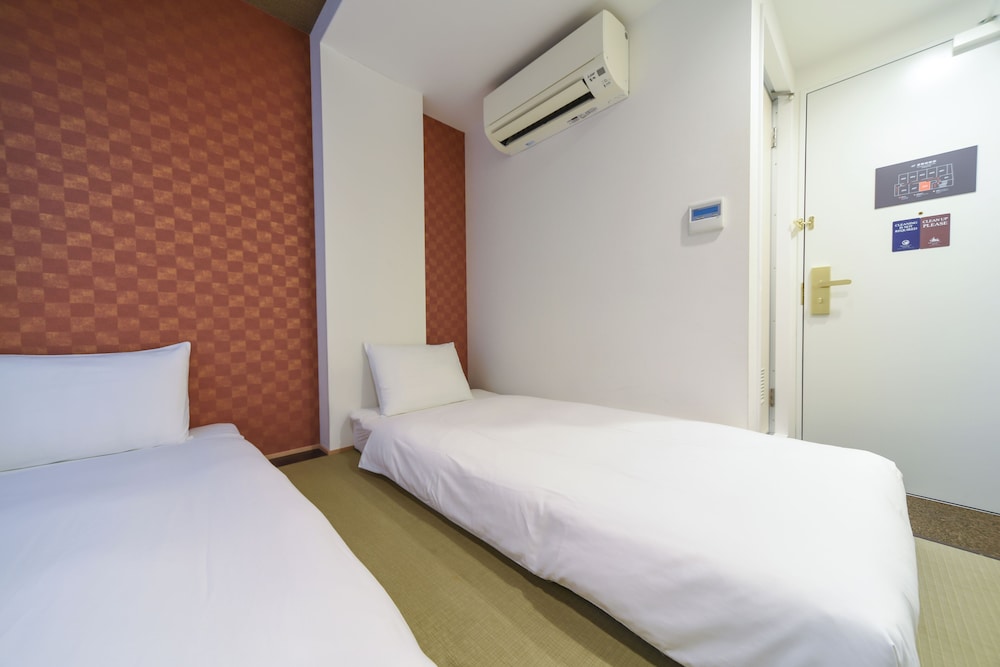 和風ツインルーム シングルベッド 2 台 客室内のダイニングエリア0 | ホテル湾 Osaka ebisu