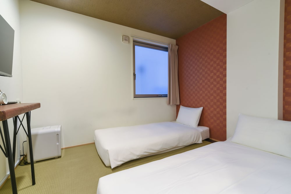 和風ツインルーム シングルベッド 2 台 客室内のダイニングエリア1 | ホテル湾 Osaka ebisu