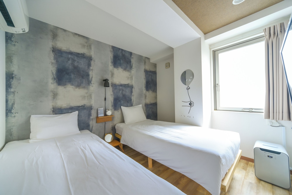 スタンダード ツインルーム 客室内のダイニングエリア0 | ホテル湾 Osaka ebisu