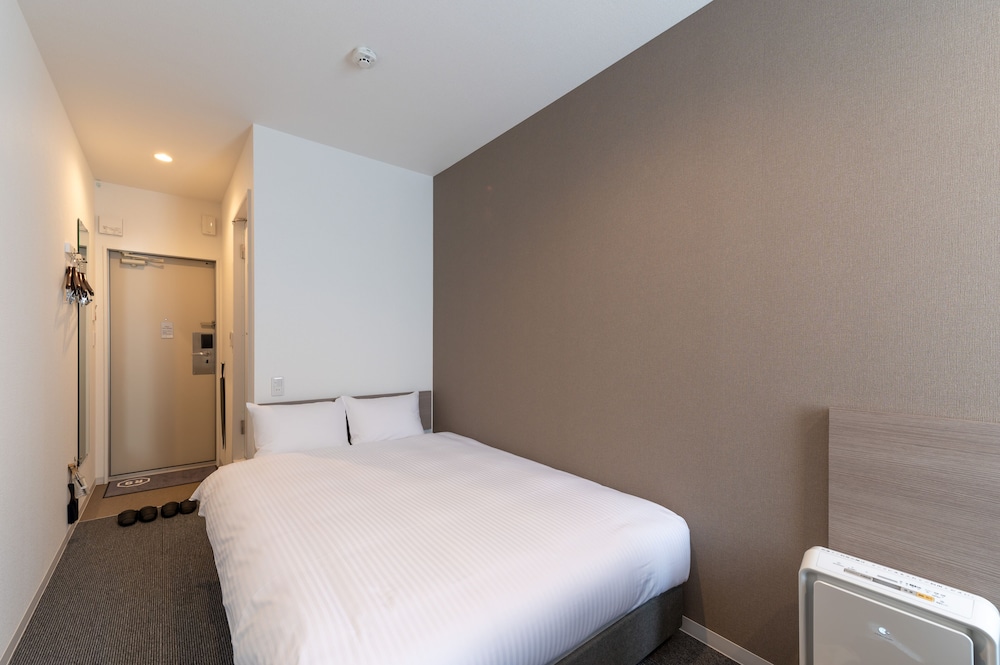 スタンダード ダブルルーム (23時以降のチェックインはできませんのでご注意ください) 客室1 | HOTEL R9 The Yard 中津