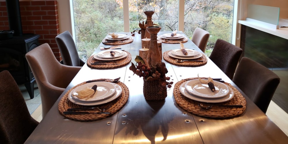 ヴィラ 客室内のダイニングエリア1 | 軽井沢ファニーアワーズ