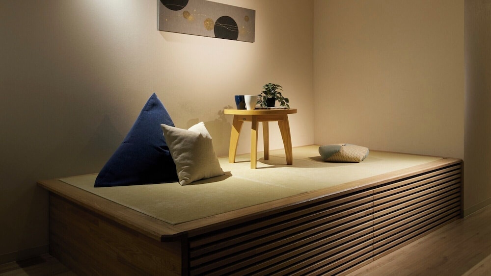 ダブルルーム リビング エリア0 | Minn 新大阪