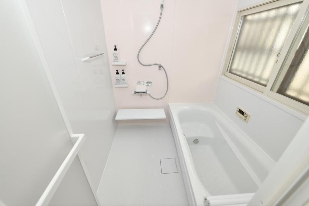 ベーシック ハウス (1-4名予約は1階2部屋のみ、5-6名は3部屋、7-9名は4部屋) バスルーム0 | 山葵 - WASABI -
