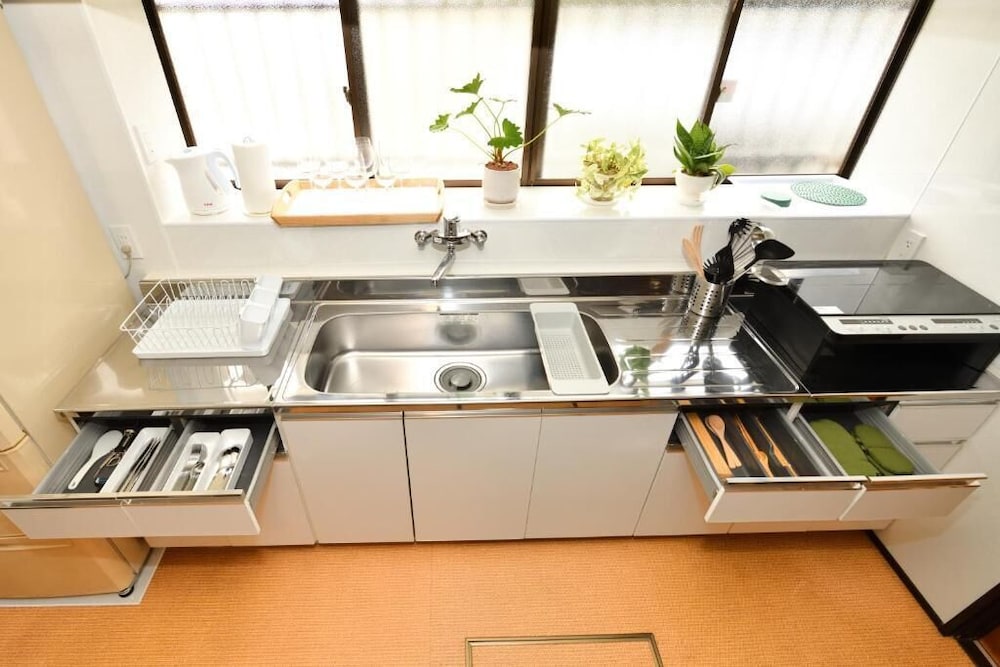 ベーシック ハウス (1-4名予約は1階2部屋のみ、5-6名は3部屋、7-9名は4部屋) 専用キッチン0 | 山葵 - WASABI -