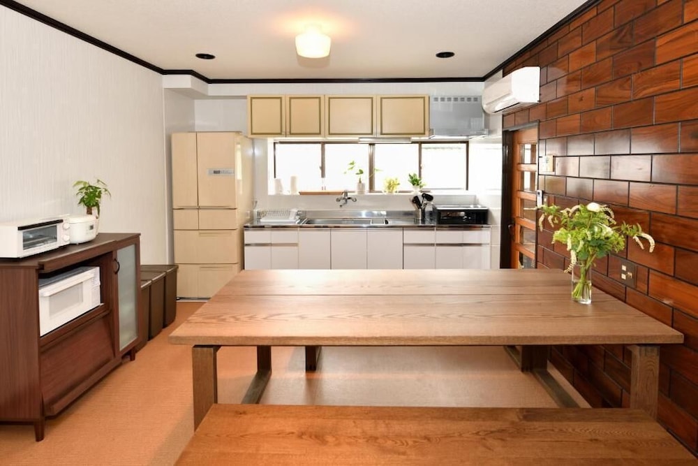 ベーシック ハウス (1-4名予約は1階2部屋のみ、5-6名は3部屋、7-9名は4部屋) 専用キッチン3 | 山葵 - WASABI -