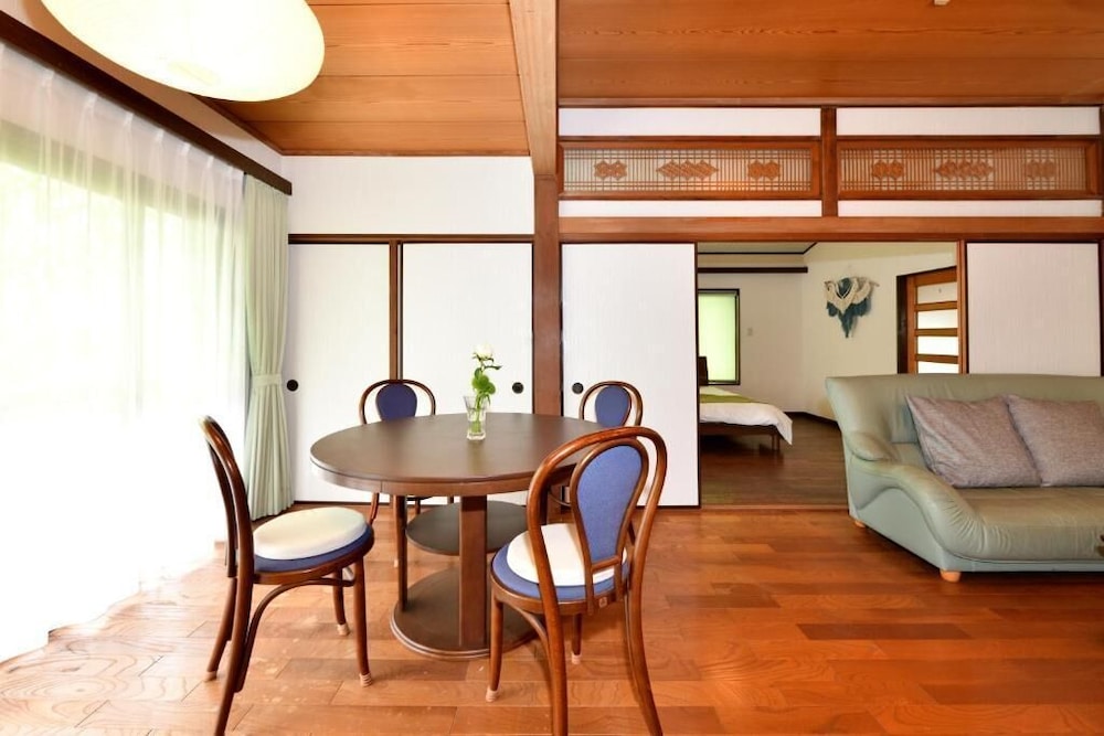 ベーシック ハウス (1-4名予約は1階2部屋のみ、5-6名は3部屋、7-9名は4部屋) リビングルーム0 | 山葵 - WASABI -