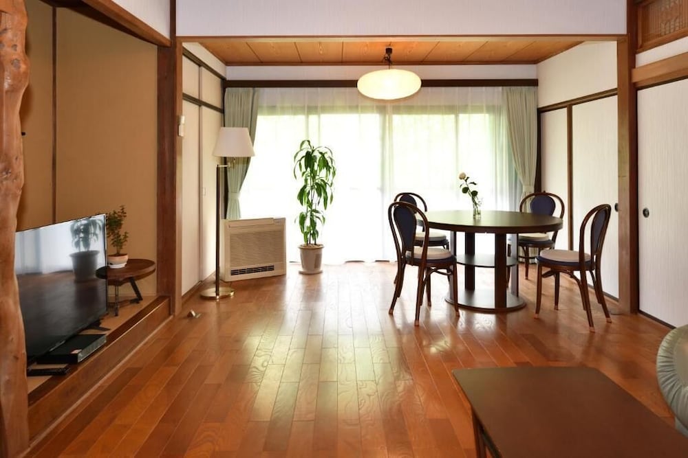ベーシック ハウス (1-4名予約は1階2部屋のみ、5-6名は3部屋、7-9名は4部屋) リビングルーム2 | 山葵 - WASABI -