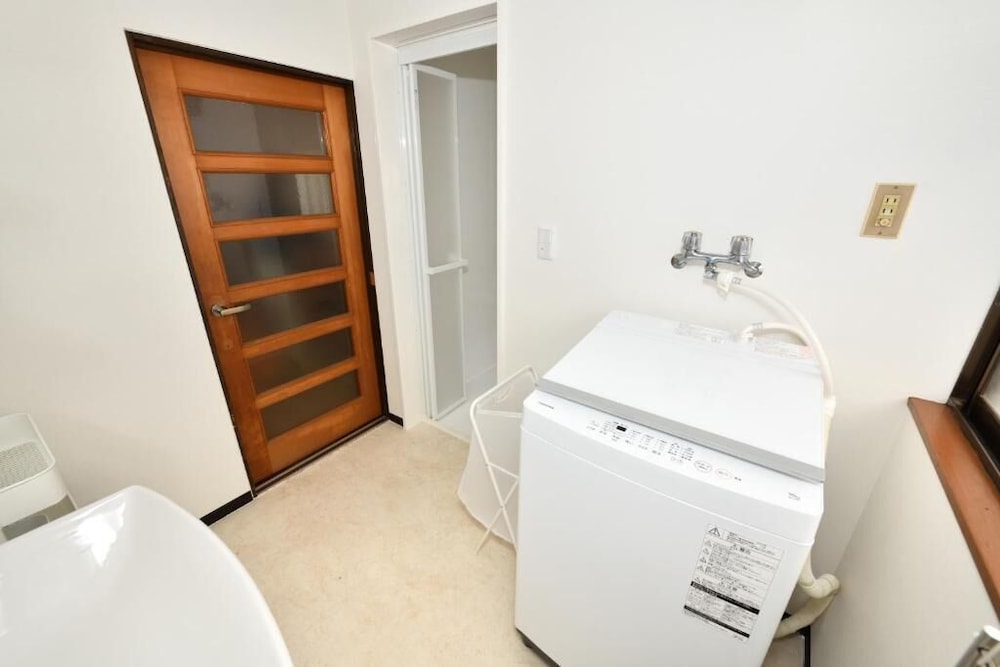 ベーシック ハウス (1-4名予約は1階2部屋のみ、5-6名は3部屋、7-9名は4部屋) バスルーム3 | 山葵 - WASABI -