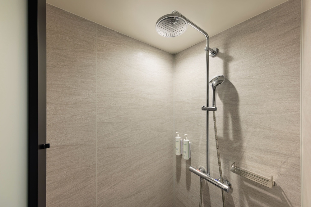 スタンダード ルーム シングルベッド 2 台 禁煙 バスルーム1 | フェアフィールド・バイ・マリオット・北海道えにわ