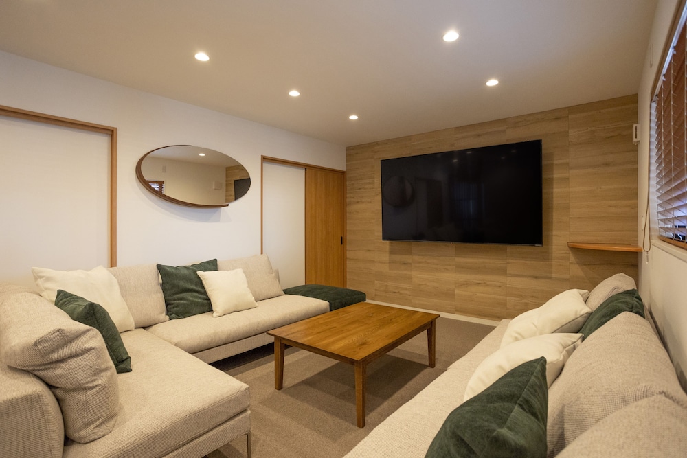 ラグジュアリー ヴィラ リビング エリア1 | 浅江 ASAE