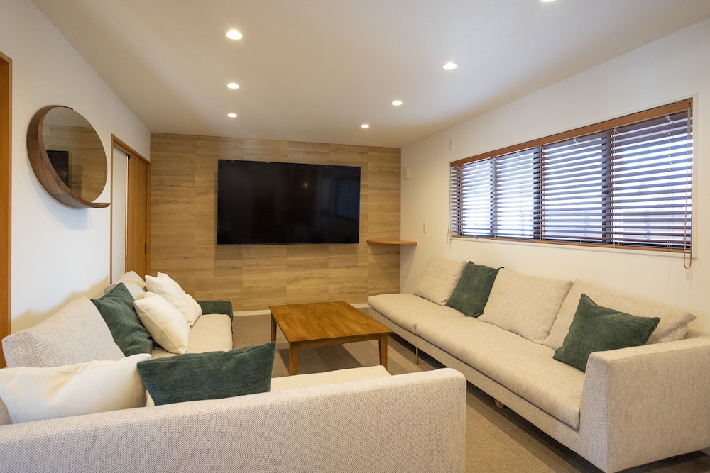 ラグジュアリー ヴィラ リビング エリア2 | 浅江 ASAE