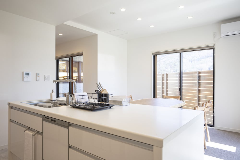 ラグジュアリー ヴィラ 専用キッチン1 | 浅江 ASAE