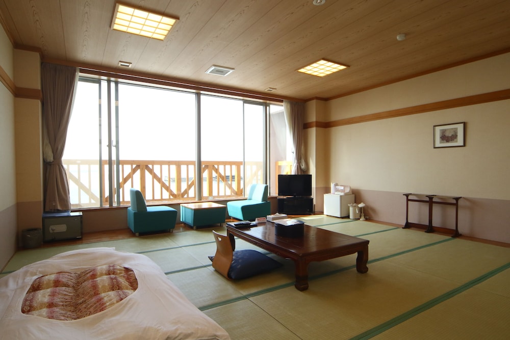 2階和室18畳(トイレ・洗面付き) | 天然豊浦温泉しおさい