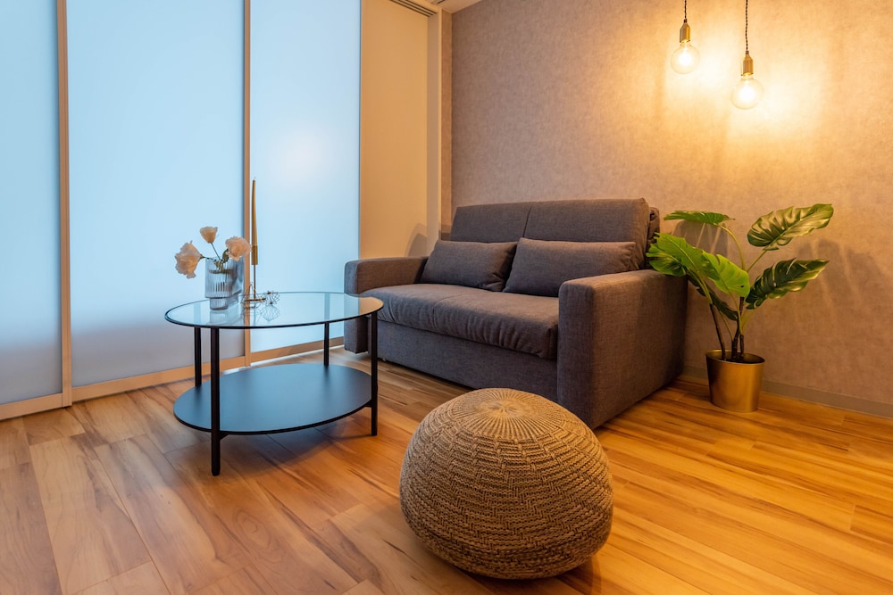 デラックス アパートメント リビング エリア5 | Exia Daikoku AFP Apartment