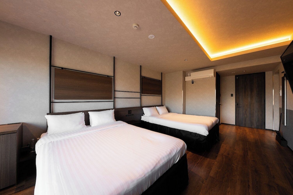 4 人部屋 ダブルベッド 2 台 禁煙 客室1 | BROOKLYN HOTEL