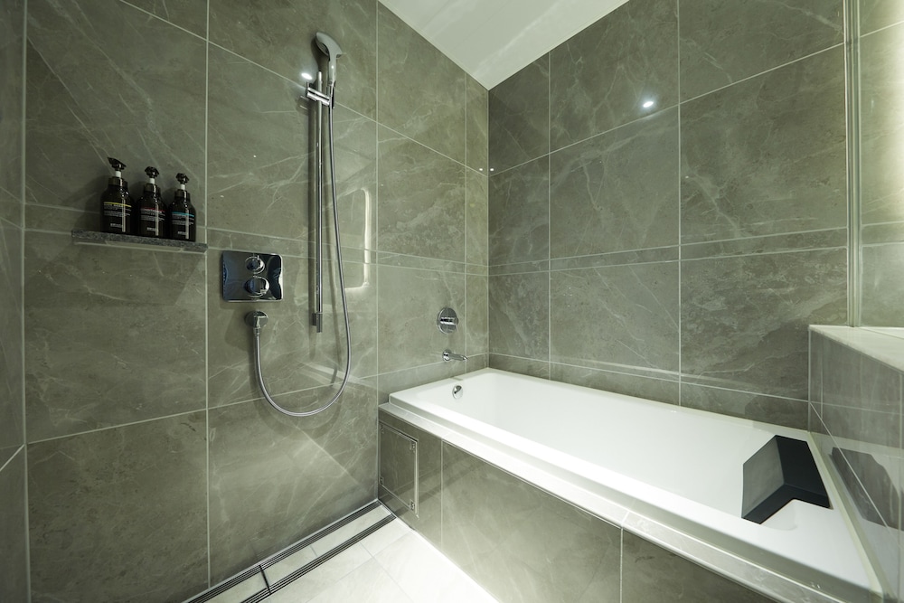 スーペリア ツインルーム 禁煙 バスルーム1 | OMO5 小樽 by 星野リゾート