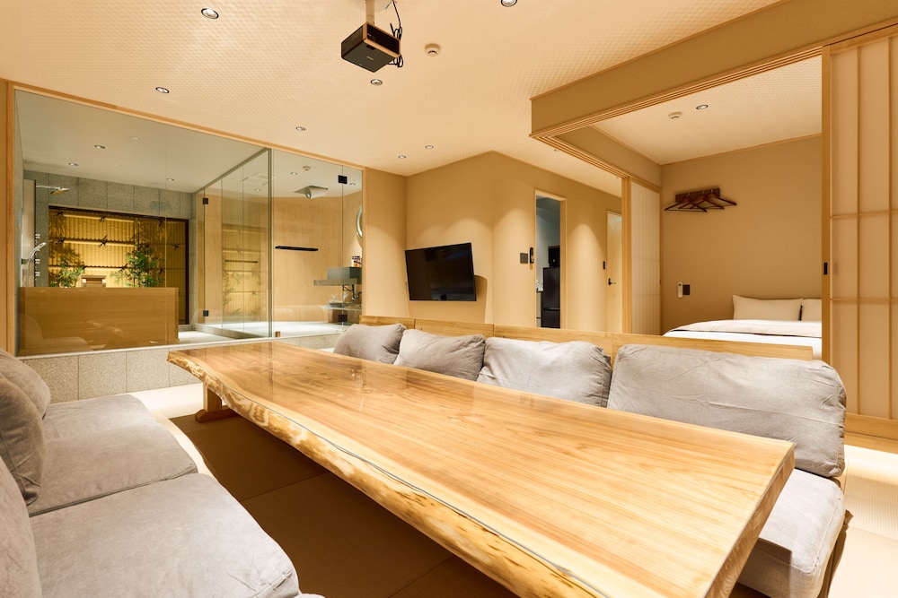 ファミリー ペントハウス リビング エリア0 | 今昔荘 大阪 天保山 - 生洲・高灯籠