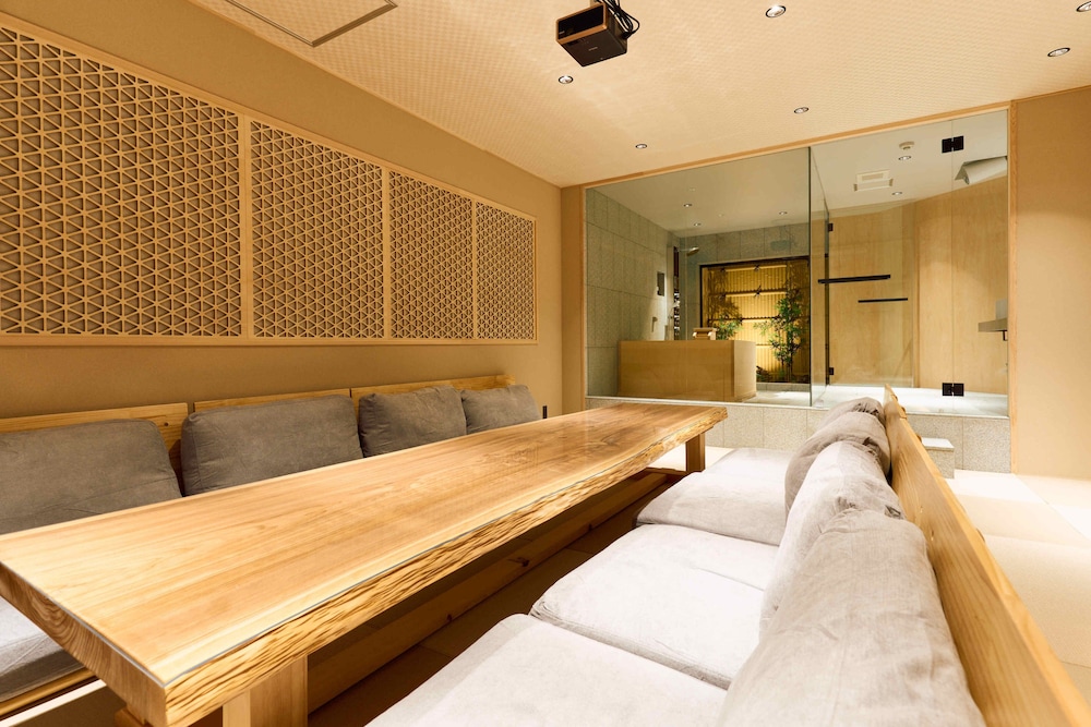 ファミリー ペントハウス リビング エリア2 | 今昔荘 大阪 天保山 - 生洲・高灯籠