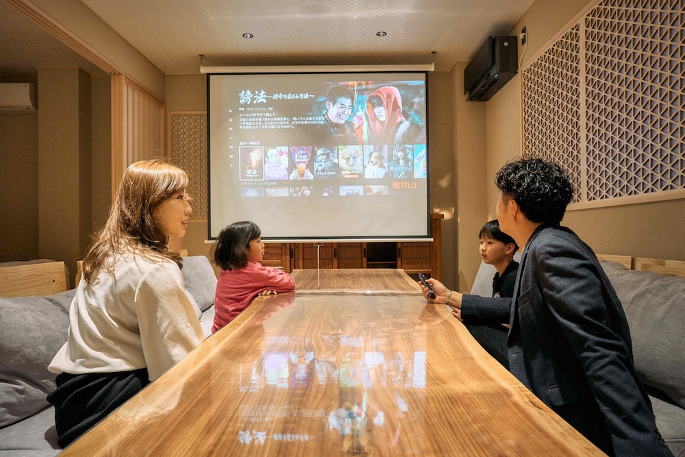 ファミリー ペントハウス リビング エリア1 | 今昔荘 大阪 天保山 - 生洲・高灯籠