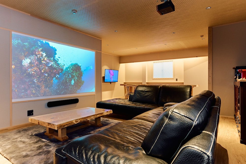 ラグジュアリー ペントハウス リビング エリア0 | 今昔荘 大阪 天保山 - 生洲・高灯籠