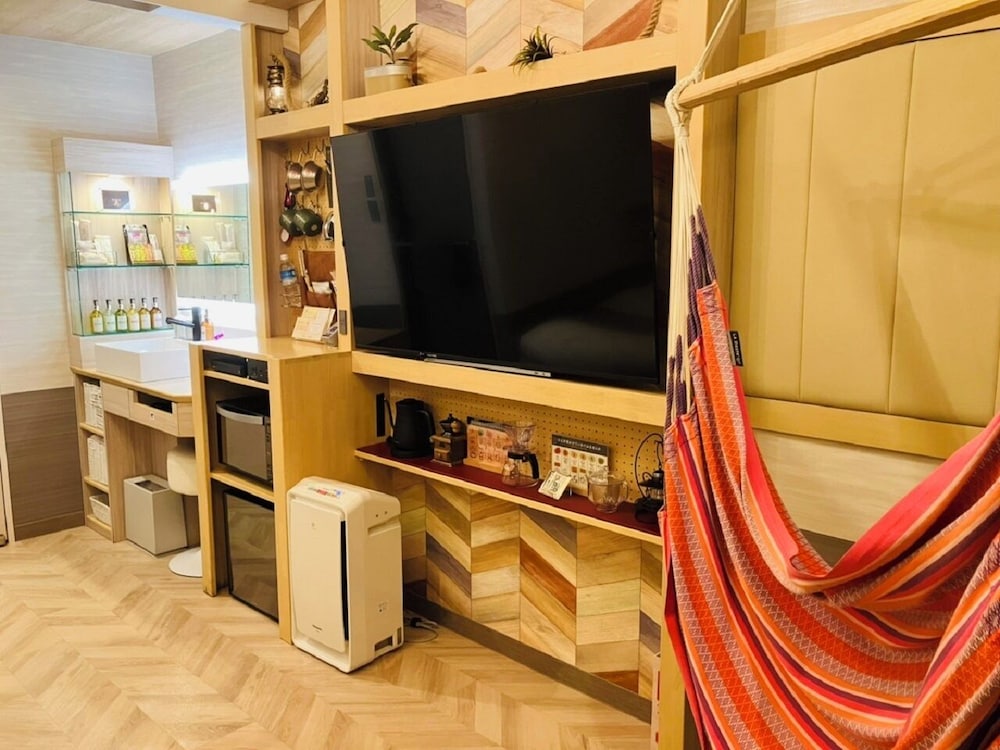 デラックス ルーム クイーンベッド 1 台 喫煙可 客室2 | ホテルバリアンリゾート新宿グランピング店 - 大人限定