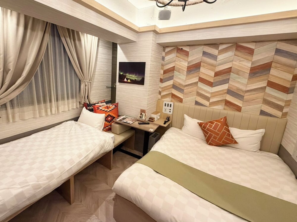 デラックス ルーム クイーンベッド 1 台ソファーベッド付き 禁煙 客室1 | ホテルバリアンリゾート新宿グランピング店 - 大人限定