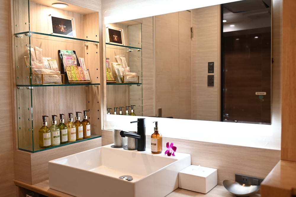 デラックス ルーム クイーンベッド 1 台 喫煙可 バスルーム1 | ホテルバリアンリゾート新宿グランピング店 - 大人限定