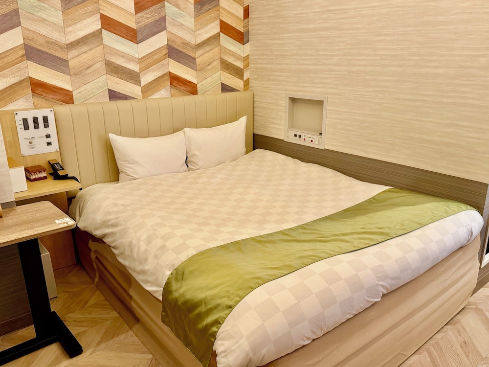 デラックス ルーム クイーンベッド 1 台 喫煙可 (電子タバコ専用) 客室3 | ホテルバリアンリゾート新宿グランピング店 - 大人限定