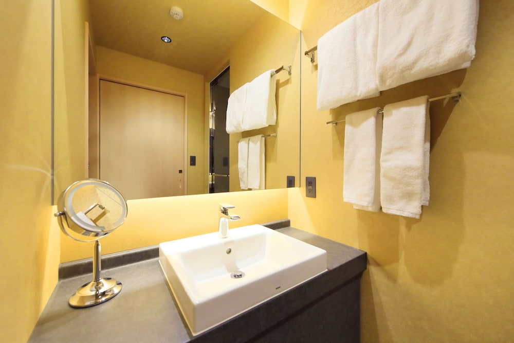 和室 日本遺産の町並み望む参道ビュー 38平米 禁煙 夕食 会席料理 18時or19時30開始 [アレルギーはホテルまで要事前連絡] バスルーム0 | 和空 成田山門前