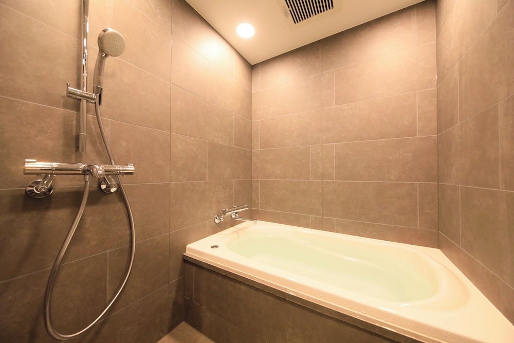 スタンダード ツインルーム 36平米 禁煙 夕食 会席料理 18時or19時30開始 [アレルギーはホテルまで要事前連絡] バスルーム1 | 和空 成田山門前