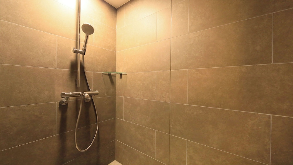 和室 日本遺産の町並み望む参道ビュー 38平米 禁煙 夕食 会席料理 18時or19時30開始 [アレルギーはホテルまで要事前連絡] 客室2 | 和空 成田山門前