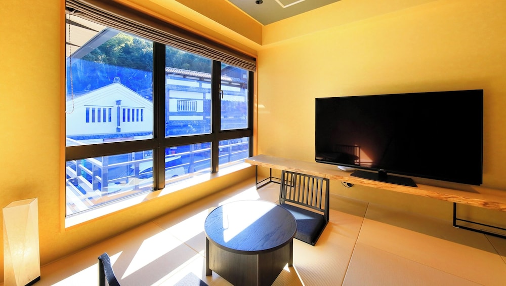 和室 日本遺産の町並み望む参道ビュー 38平米 禁煙 夕食 会席料理 18時or19時30開始 [アレルギーはホテルまで要事前連絡] 客室5 | 和空 成田山門前