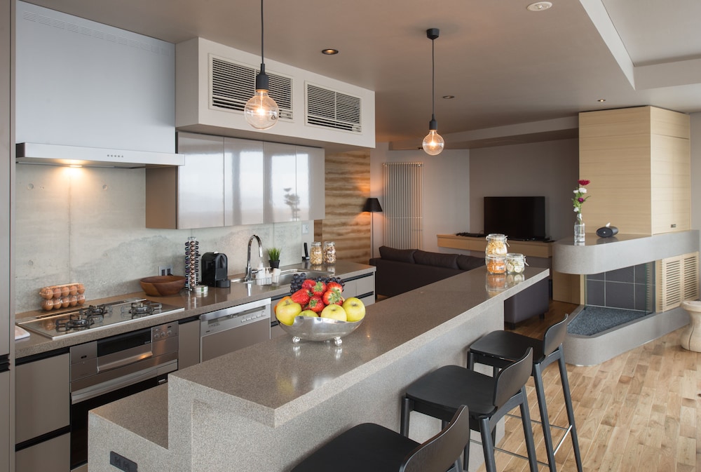 3BR Platinum Suite Ground Floor 専用キッチン0 | Aspect Luxury Apartments by H2 Life