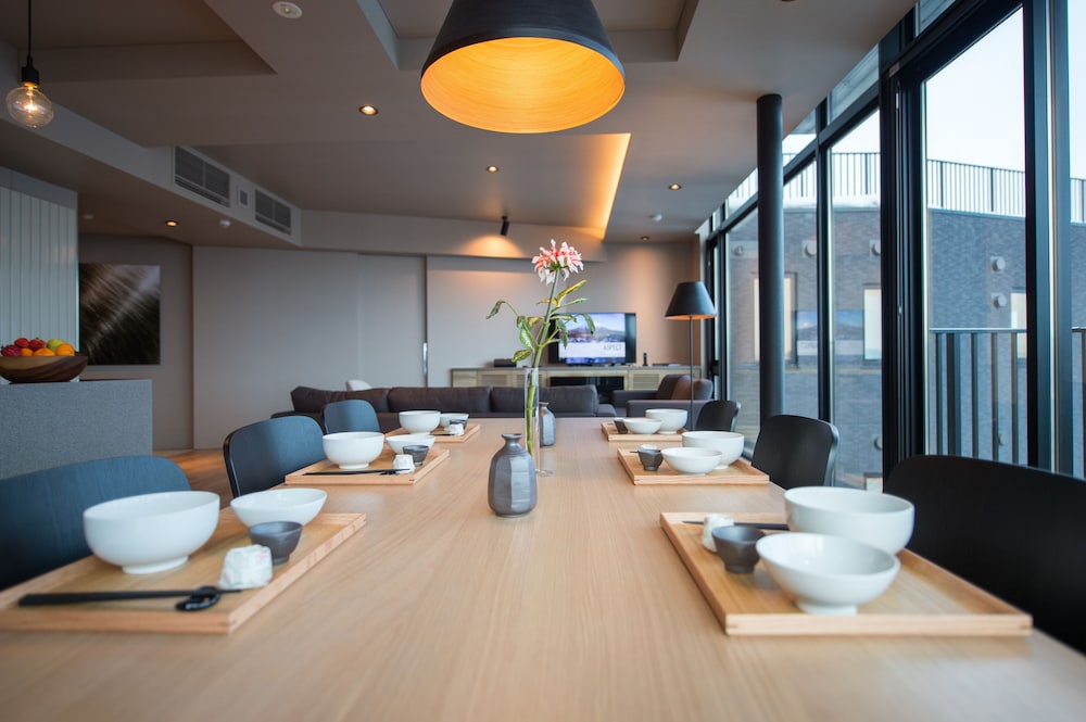 アパートメント 2 ベッドルーム 客室内のダイニングエリア1 | Aspect Luxury Apartments by H2 Life