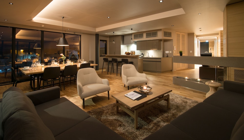 3BR Platinum Suite Ground Floor リビング エリア0 | Aspect Luxury Apartments by H2 Life