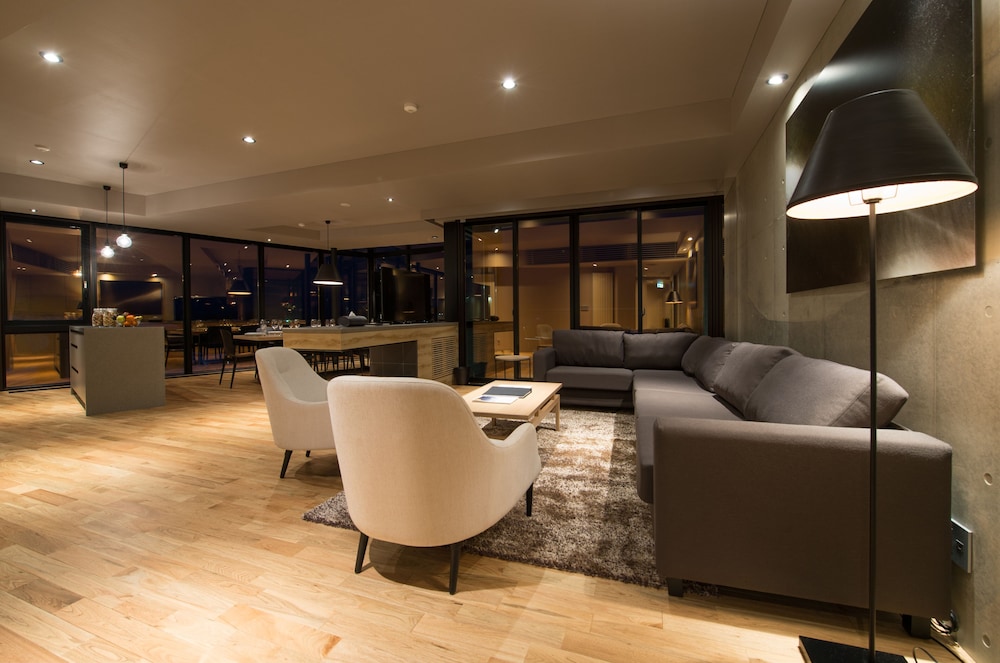3BR Premium Suite リビング エリア0 | Aspect Luxury Apartments by H2 Life